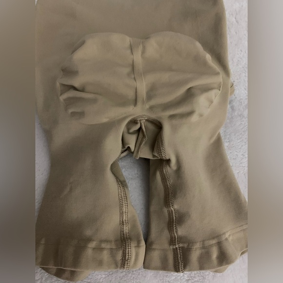 SKIMS SEAMLESS SCULPT MID THIGH BODYSUIT-SIENNA-SMALL- BNWOT - Picture 8 of 9